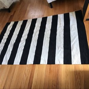 Safavieh cotton rug 44”x71” black and white